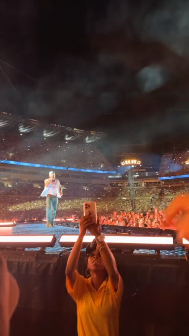 Morgan Wallen lanza el teléfono de un guardia de seguridad al otro lado del escenario.