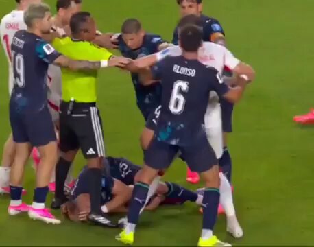 En el partido de Paraguay al árbitro se le cayó el reloj y un jugador de Paraguay... estrenó reloj.