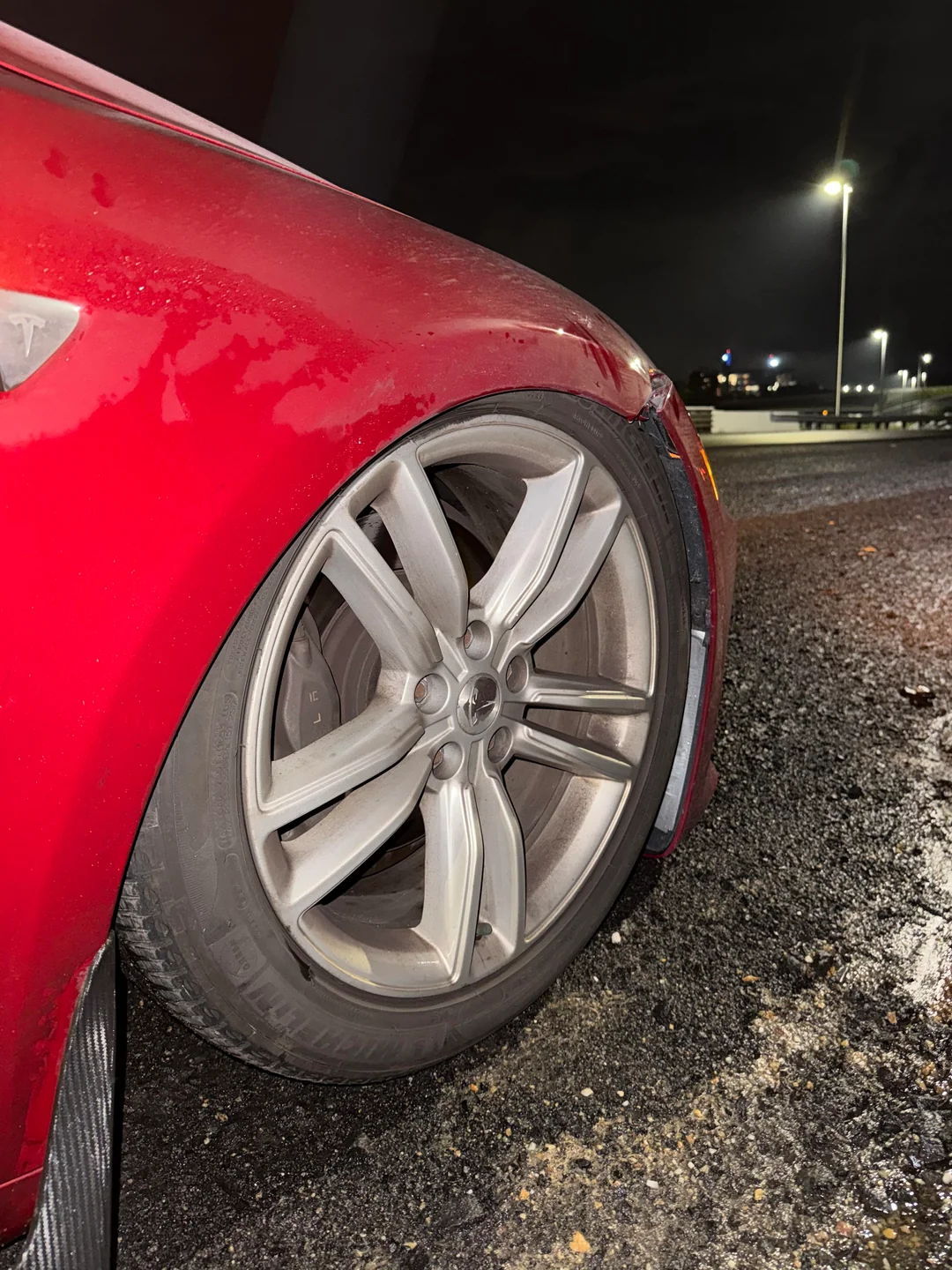 Mientras tanto en EEUU: 29.000 dólares de avería por pasar por un tremendo bache con su Tesla Model S.