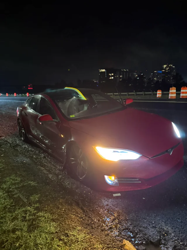 Mientras tanto en EEUU: 29.000 dólares de avería por pasar por un tremendo bache con su Tesla Model S.