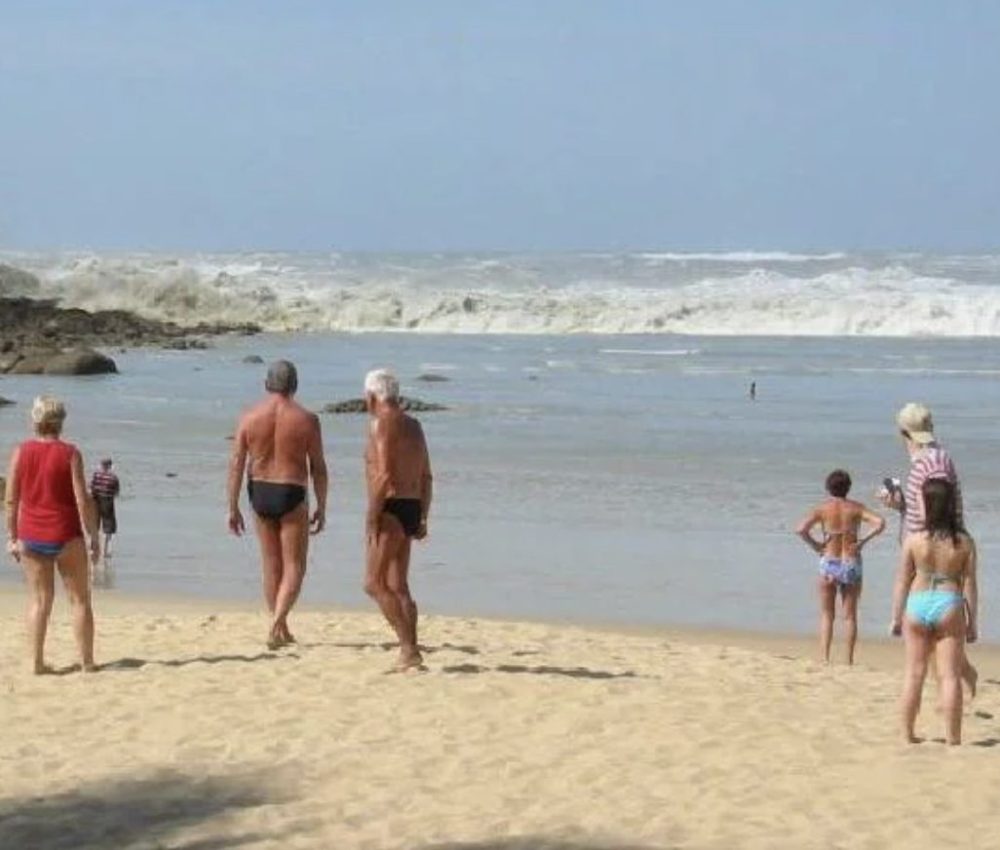 Foto tomada instantes antes de que un tsunami arrasara Tailandia en 2004.