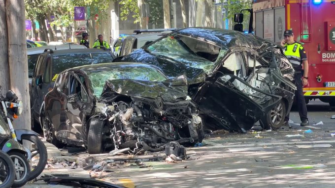 Dos personas fallecidas y una herida en el Poblenou de Barcelona en un choque provocado por un conductor temerario que huía de la policía.