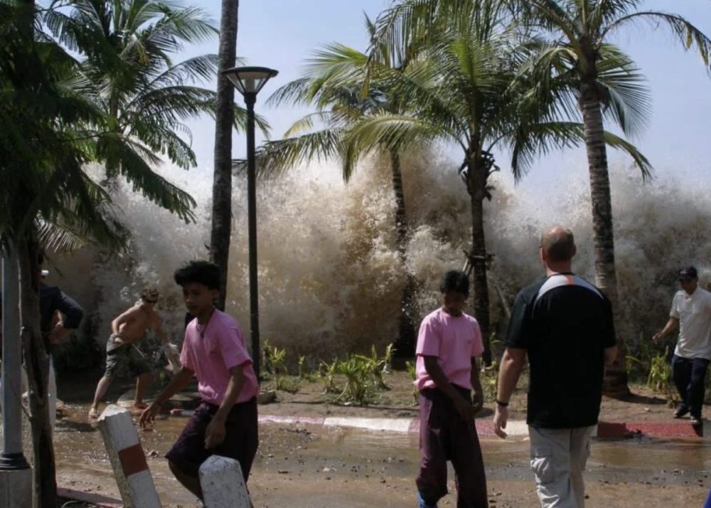 Foto tomada instantes antes de que un tsunami arrasara Tailandia en 2004.