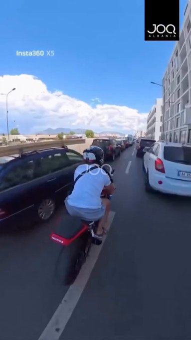 Abre la puerta justo en el momento en el que pasaba una moto entre dos coches. Resultado: brazo roto.