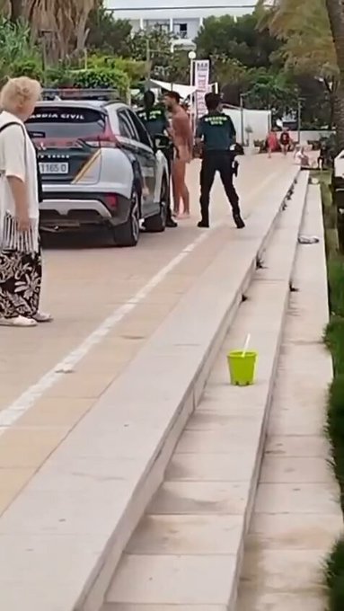 Un guiri en peIotas la lía en Ibiza.