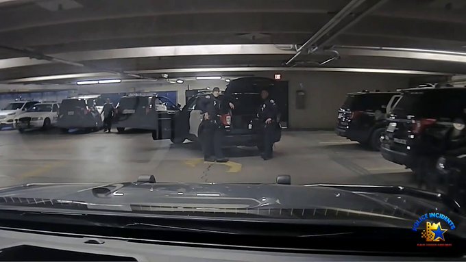 Un policía de pasadena bromea encañonando a su compañera. Ella hace lo mismo pero poniendo el dedo en el gatillo y...