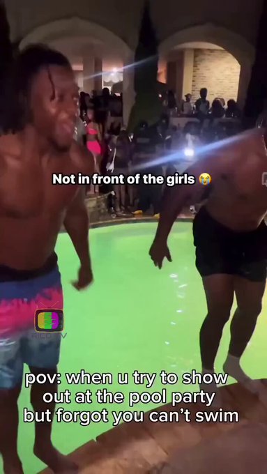 Se mete a una competición de saltos a la piscina sin saber nadar.