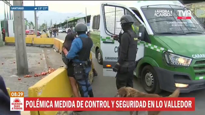 Una mujer coge el arma de un policía mientras estaba siendo detenida y dispara a otro agente.