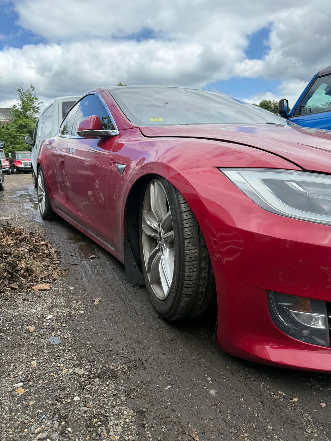 Mientras tanto en EEUU: 29.000 dólares de avería por pasar por un tremendo bache con su Tesla Model S.