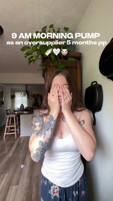 La madre de un bebé muestra lo que le sale de las pechugas cada vez que se levanta por la mañana.