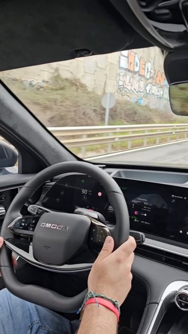 Un híbrido de 537cv no pasa de 65km/h en una subida tras haberse quedado sin batería.
