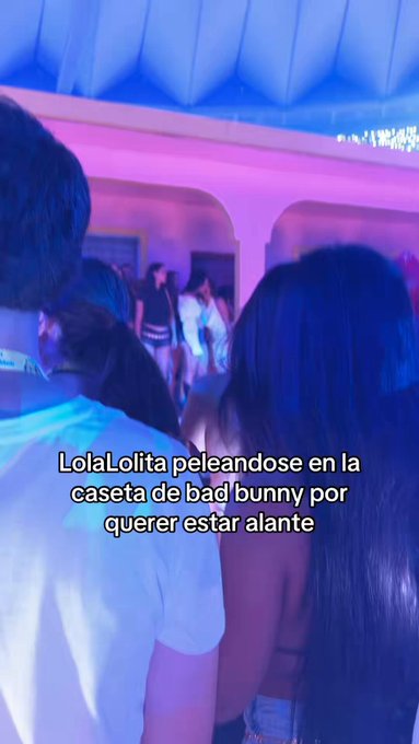 Lola Lolita peleándose en la caseta de Bad Bunny por querer estar delante.