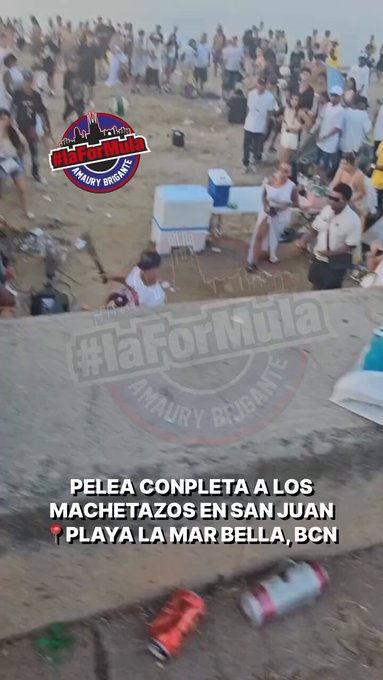 Parece que estamos en Medellín o Río, pero es en Barcelona, Playa de la Mar Bella, para la San Juan.