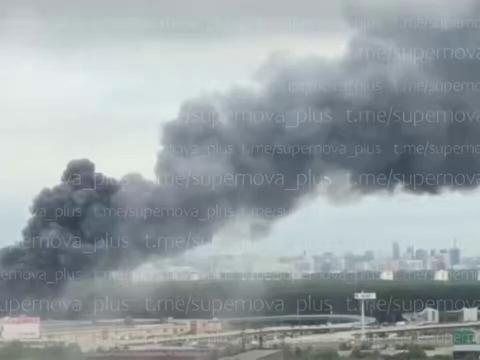 Imaginad que sois un soldado ruso y que tratáis de derribar un dron ucraniano pero acabáis destruyendo un tanque de almacenamiento de petróleo dejando una de las imágenes del año..