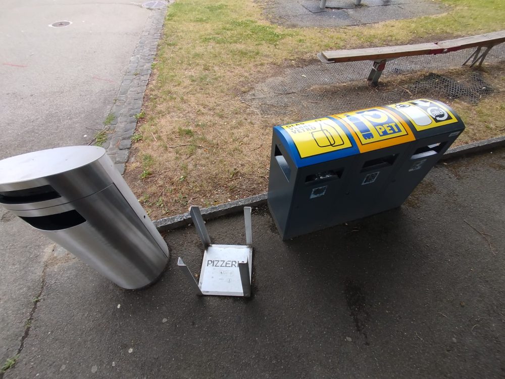 Jamás había visto una "papelera" solo para cajas de pizza (cartón con grasa)