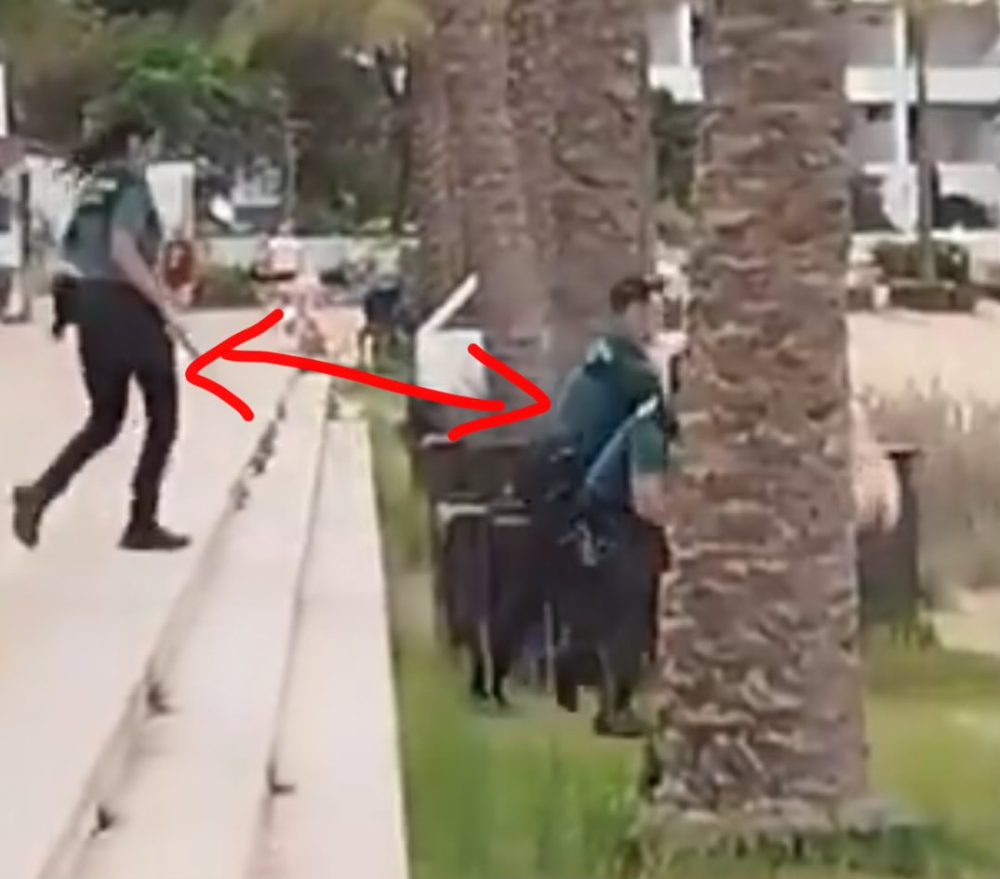 Un guiri en peIotas la lía en Ibiza.