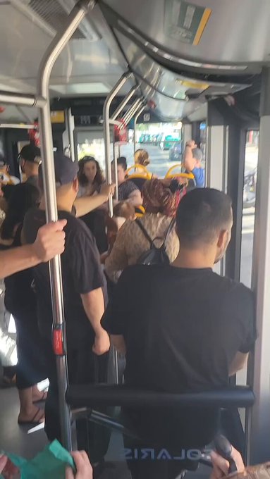 Una conductora del autobús urbano de Pamplona tiene que parar por que una mujer se negaba a ceder el asiento a una señora mayor con problemas de salud porque estaba sentado su hijo.