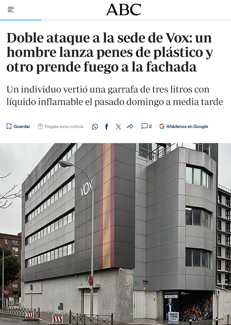 Han atacado la sede de VOX con pеnеs de plástico en llamas.