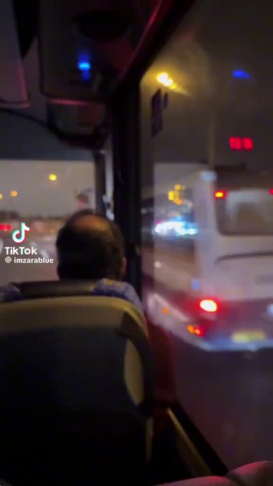 Un infraser se cruza delante de dos autobuses.