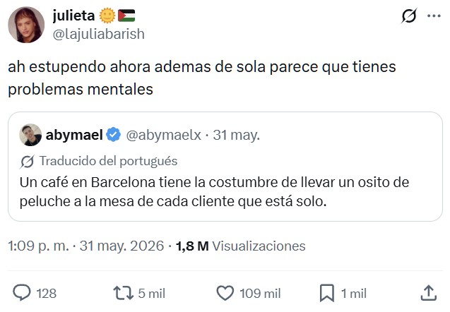 Un bar en Barcelona tiene la costumbre de llevar un osito de peluche a la mesa de cada cliente que está solo.