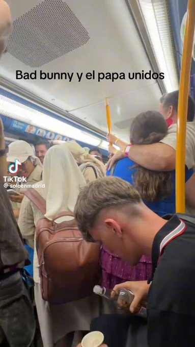 Los fans del PAPA y los fans de BAD BUNNY unidos por la magia del metro de Madrid.