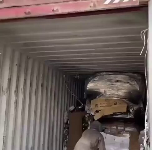 Los altos aranceles que sufre Afganistán impulsan la compra de coches desguazados para montarlos como si fueran muebles del Ikea.