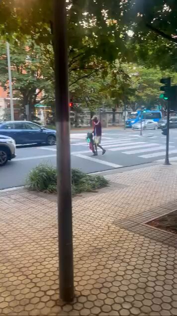 Una patrulla de la ertzaintza se pira al ver a un sujeto en medio de la carretera en Amara (San Sebastián).