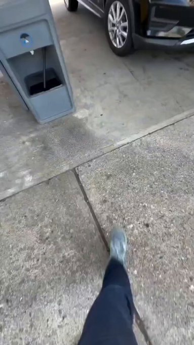 Un cliente descubre a dos trabajadores de una gasolinera intentando estafar a los clientes con el timo del tornillo.