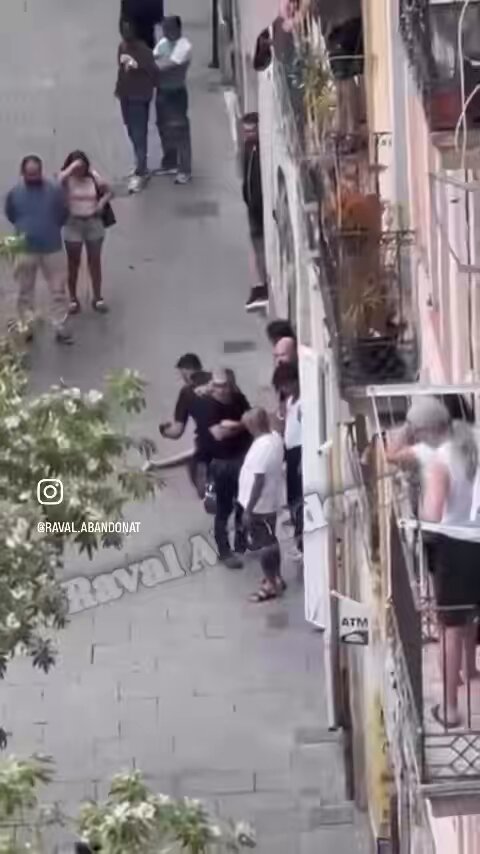 Esto ha ocurrido en El Raval (Barcelona): Dos Mossos Heridos y pidiendo que llamen a la policía siendo ellos la policía.