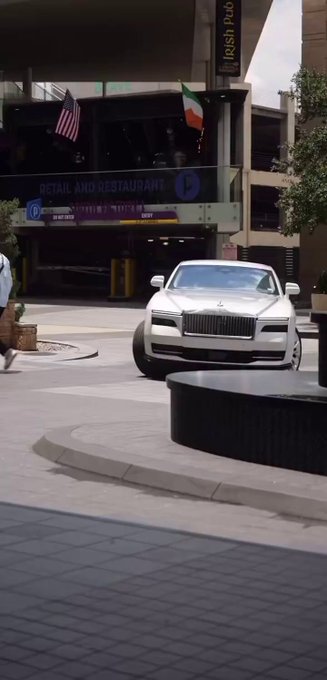 El peluquero de Lamine Yamal llegando en un Rolls Royce a la concentración de España.