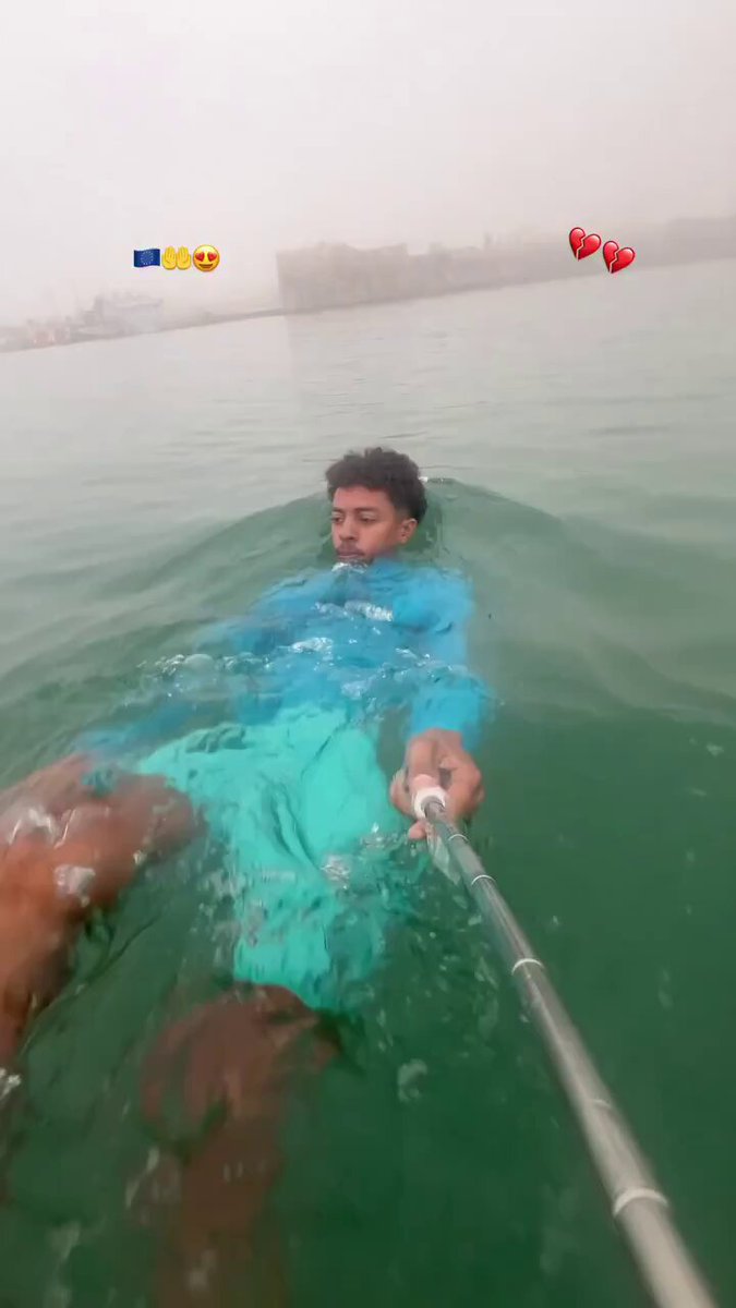 Vivimos una distopía: Un marroquí se graba con un palo selfie entrando a nado en Ceuta.