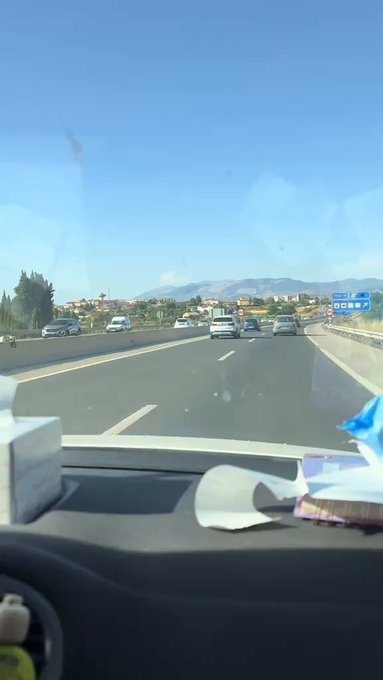 Avistan al conductor de un Dacia Duster circulando en sentido contrario en Granada.