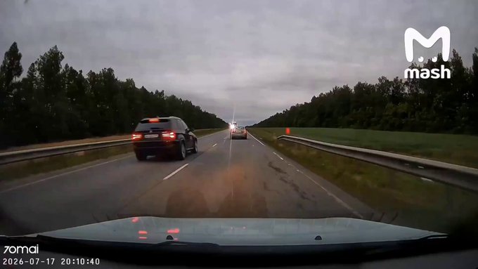 Espeluznante accidente entre un BMW X5 y un camión en Tambov (Rusia)