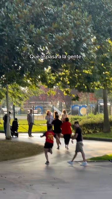 Los de la libertad de expresión persiguiendo a un niño porque lleva la camiseta de España.