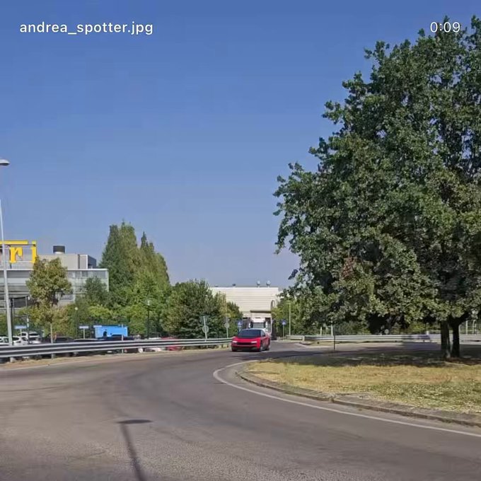 Parecía imposible pero no. El Ferrari Luce rodando da todavía más asco que parado.