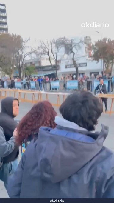 Los argentinos intentan hacer el bocadillo más largo del mundo pero fracasan porque el público no puede aguantar el hambre y se lo comen antes de terminar.
