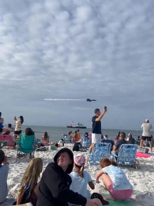 En USA, tuvieron que suspender a una blue Angel (escuadrón de vuelos acrobáticos) porque un F-18 pasó a escasos metros de la gente como si fuera un servidor de GTA Online.