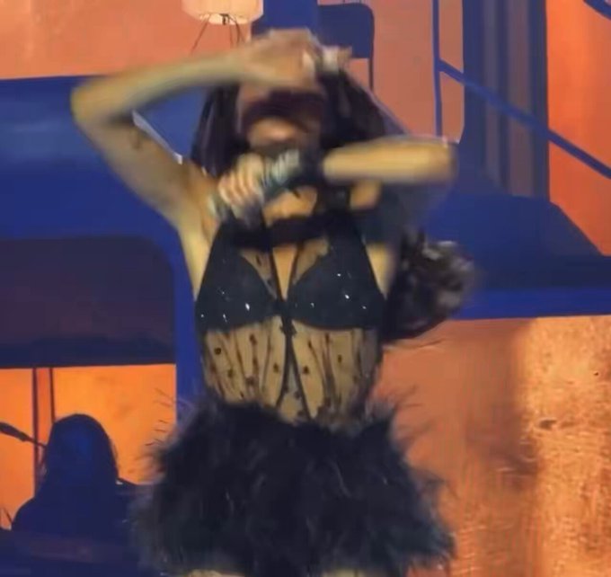 Honor a Aitana que decidió dar el concierto y ganar 200.000€ pese a su dolor de meñique.