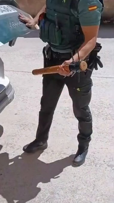 Atentos a este arma postapocalíptica incautada por la Guardia Civil.