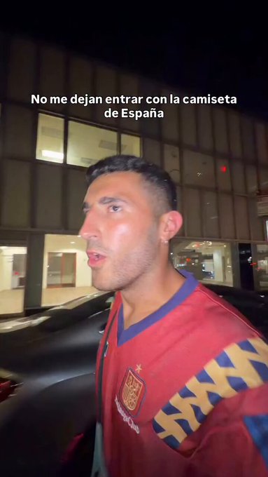 No le dejan entrar a la discoteca por ir con la camiseta de España y no se da por vencido.