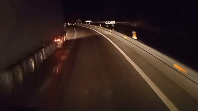 Esto ha ocurrido en una carretera de doble sentido. Si el camión no se aparta al arcén la furgoneta acaba hecha un cromo.