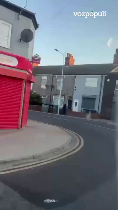 Un hombre graba el momento en el que una mujer de origen musulmán atrapa una gaviota en la calle para llevársela a casa.