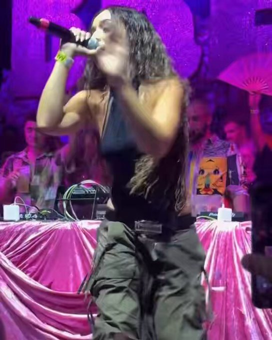 Vuelan pelucas en Ibiza. Concretamente la de Lola Indigo en la fiesta Bresh.