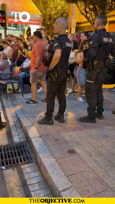 La Ertzaintza tiene que personarse en un bar de Barakaldo (Vizcaya), después de que acudiesen un grupo de 'abertzales' a amedrentar a los dueños y clientes del establecimiento para que dejasen de emitir el España - Francia.