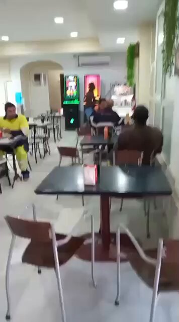 Un sujeto destroza con una barra de metal un bar en Palos de la Frontera