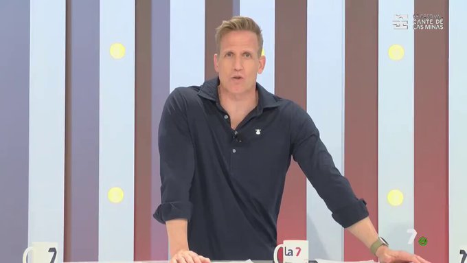 Un amego segarro pide un cigarro a un chaval español pero este le dijo que NO tenía y acto seguido le apuñaIa. Ha ocurrido en Murcia.