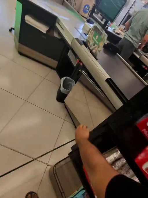 Abren la cinta de una caja del Mercadona y acaban vacilando a los trabajadores…