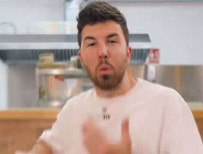 Willyrex ha abierto un el enésimo restaurante de hamburguesas y ha cogido la famosa M de McDonald's, le ha dado la vuelta y la ha pintado de azul