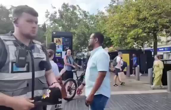 Ha vuelto a pasar: un inmigrante ha pateado a un hombre que pasaba en bicicleta desde su bici, pero la policía ha ayudado al perpetrador a huir.
