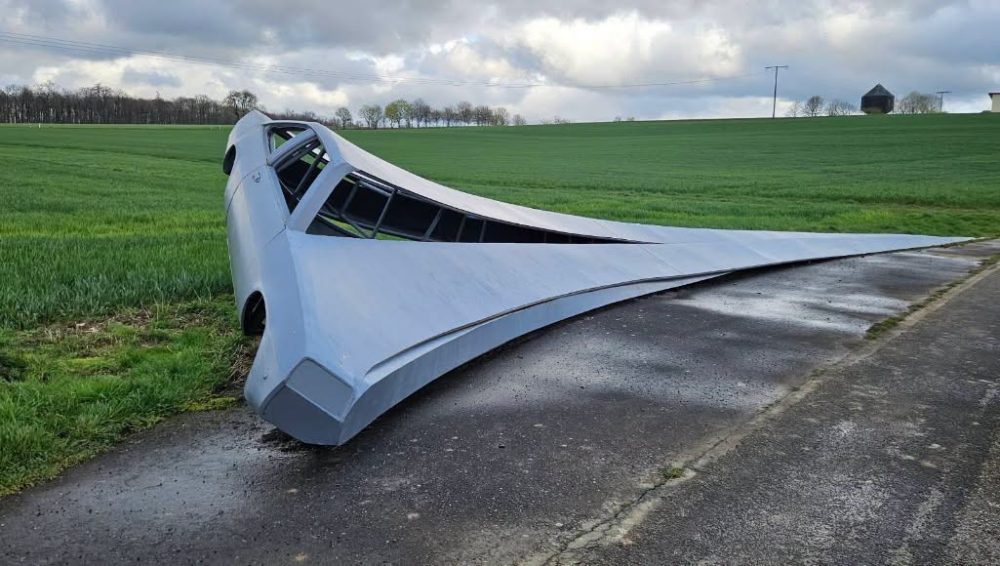 A medio camino entre Frankfurt y Stuttgart, en medio de la nada, hay una escultura única de Stefan Rohrer de un Opel Manta derrapando de lado.